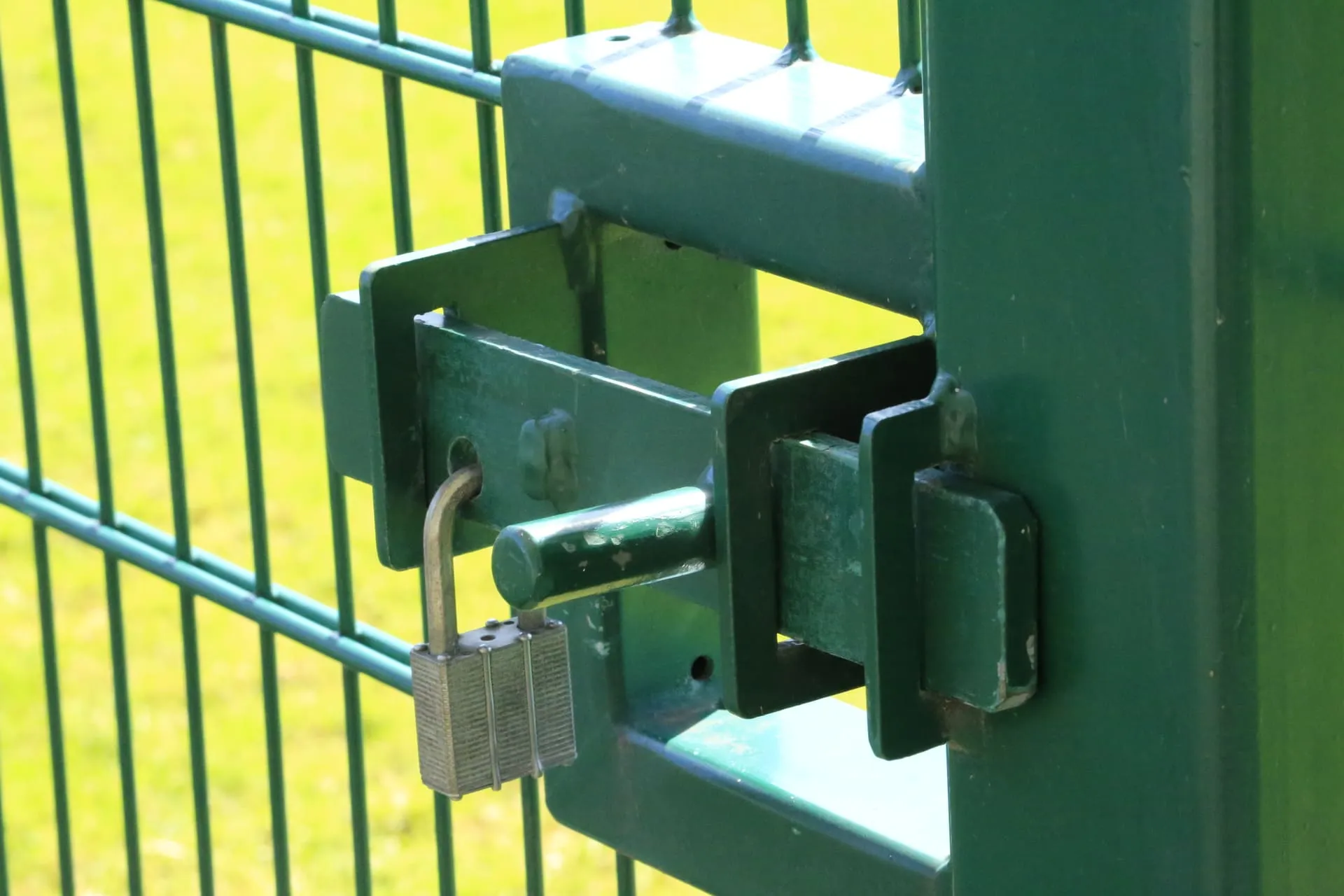 Portail fermé par un cadenas